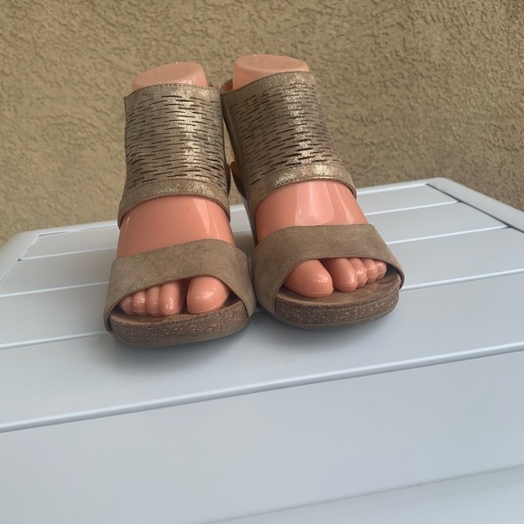 Sofft suede perforated tan glittery sandals size 6M - Picture 3 of 16